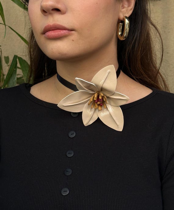 Handmade Leather Flower Choker – Elegant Beige Floral Necklace
