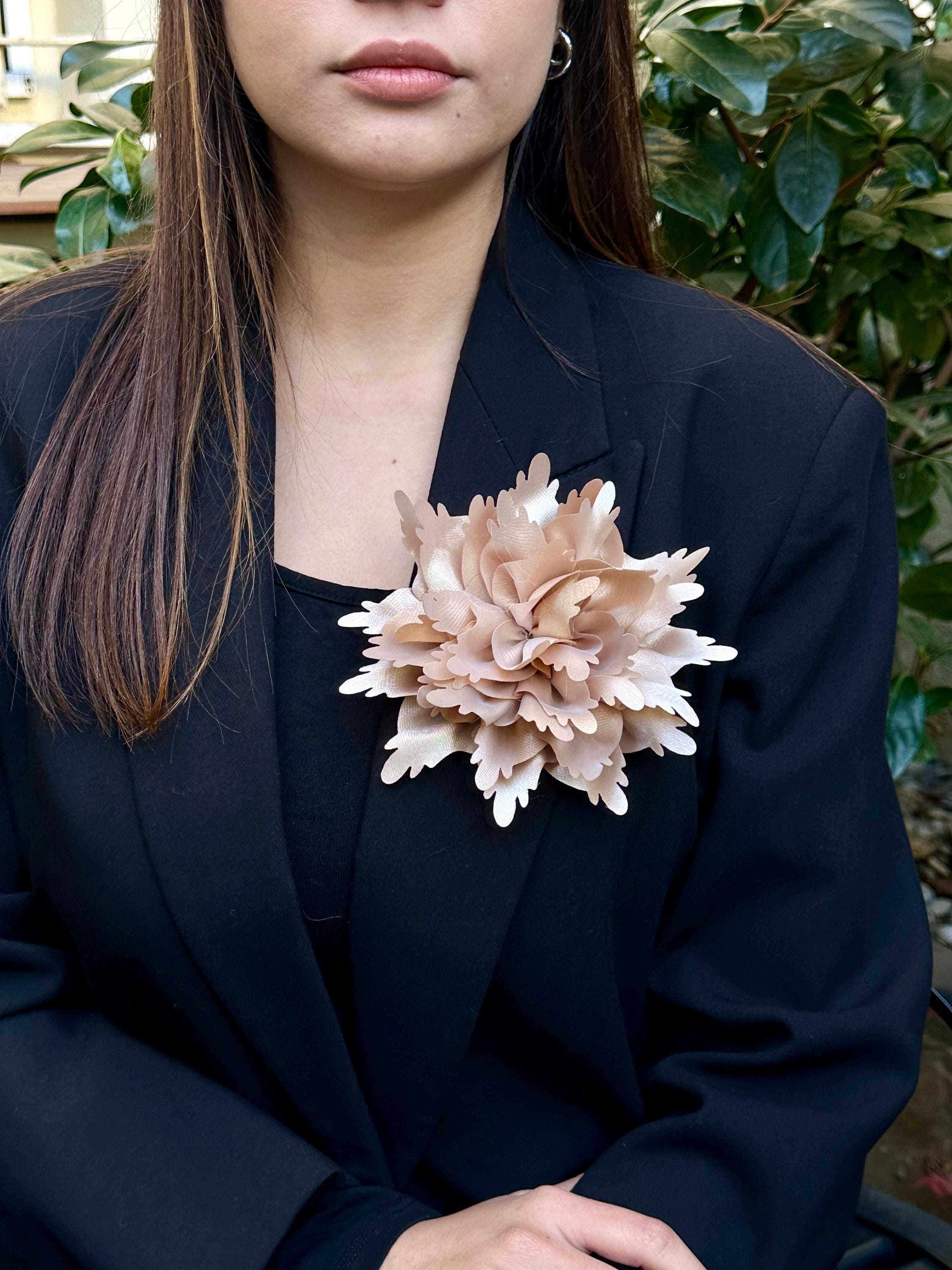 Spilla a forma di rosa in raso fatta a mano, spilla floreale oversize, elegante accessorio floreale da sposa, spilla romantica per donna, regalo per la mamma - Italia