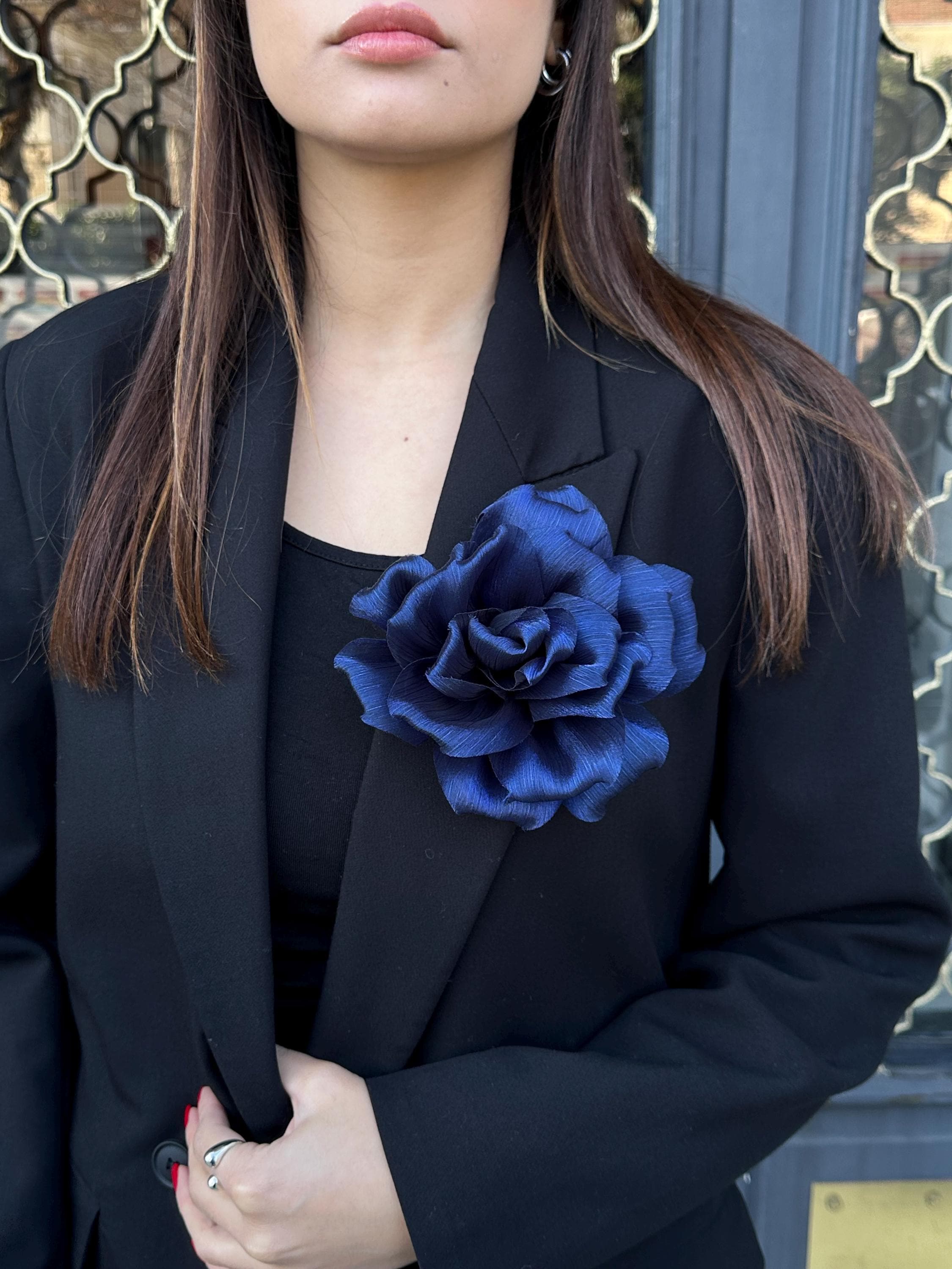 Übergroße Blumenbrosche, marineblaue Satinblumenbrosche, große