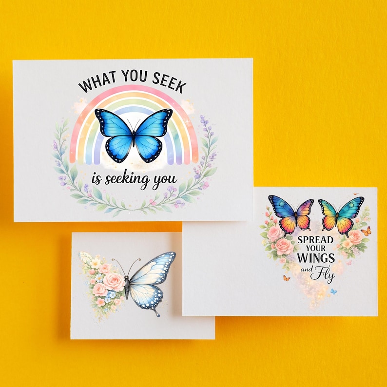 Puede incluir: Tres tarjetas de felicitaci&oacute;n blancas con dise&ntilde;os de mariposas. Una tarjeta presenta una mariposa azul sobre un arco&iacute;ris con el texto "WHAT YOU SEEK is seeking you". Otra tarjeta tiene dos mariposas y el texto "SPREAD YOUR WINGS and Fly."