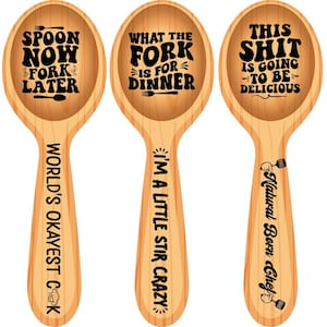 Puede incluir: Tres cucharas de madera con dichos humor&iacute;sticos. La primera cuchara dice "Spoon Now Fork Later" y "World's Okayest Cook". La segunda cuchara dice "What the Fork is for Dinner" y "I'm a Little Stir Crazy". La tercera cuchara dice "This Shit is Going to Be Delicious" y "Natural Born Chef".