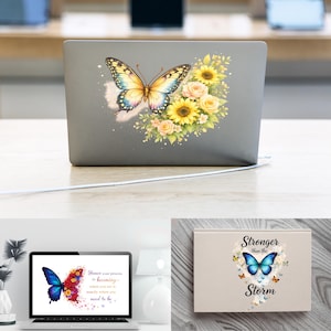 Puede incluir: Un port&aacute;til gris con una pegatina colorida de mariposa y flores. La mariposa tiene alas amarillas, azules y naranjas. Las flores incluyen girasoles amarillos y rosas melocot&oacute;n. Texto: "Honra tu proceso..."