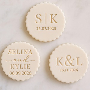 Tampon à fondant personnalisé prénom M. et Mme date - Embosseuse pour biscuits de mariage - Pochoir pour cupcakes pour glaçage de gâteau - Outil en argile