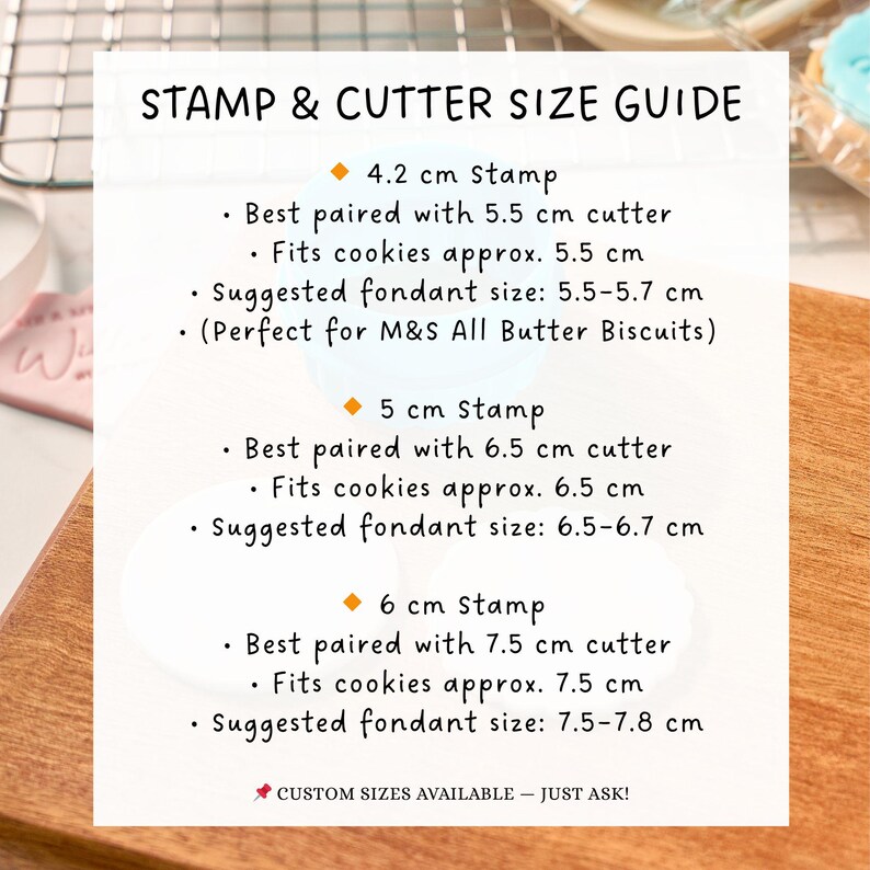 K&ouml;nnte beinhalten: Ein wei&szlig;er Leitfaden mit schwarzem Text mit der &Uuml;berschrift "STAMP & CUTTER SIZE GUIDE" listet Stempel- und Ausstechergr&ouml;&szlig;en auf. Der Leitfaden enth&auml;lt Messungen f&uuml;r 4,2 cm, 5 cm und 6 cm Stempel mit entsprechenden Ausstecher- und Fondantgr&ouml;&szlig;en.
