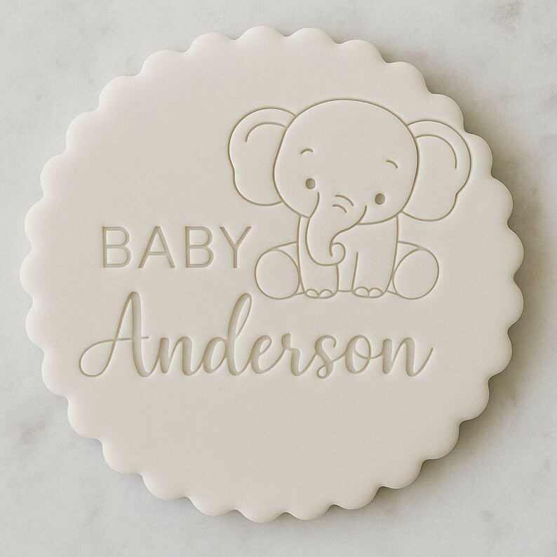 K&ouml;nnte beinhalten: Eine runde, cremefarbene Babyank&uuml;ndigung mit einem gewellten Rand. Das Design zeigt einen Cartoon-Elefanten und den Text "BABY Anderson". Das Design ist schlicht und elegant f&uuml;r eine Babyank&uuml;ndigung.