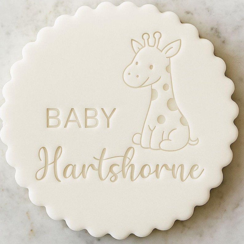 K&ouml;nnte beinhalten: Eine runde, cremefarbene Babyank&uuml;ndigung mit einem gewellten Rand. Das Design zeigt eine Giraffenillustration und die Worte "BABY Hartshorne" in einer zarten Schriftart, perfekt f&uuml;r eine Babyparty oder Kinderzimmerdekoration.