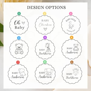 K&ouml;nnte beinhalten: Neun Designs mit Baby-Motiven und Text. Designs beinhalten einen Teddyb&auml;ren, eine Giraffe, einen Elefanten und Texte wie "Oh Baby", "Baby Chambers" und "Baby Anderson". Der Text "Design Options" steht oben.