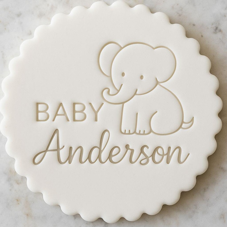 K&ouml;nnte beinhalten: Eine wei&szlig;e Baby-Ank&uuml;ndigung mit gewelltem Rand, dem Namen "Anderson" und dem Wort "BABY" in einer Serifenschrift. Auf der Ank&uuml;ndigung ist auch ein Cartoon-Elefant abgebildet.