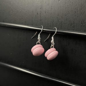 Könnte beinhalten: Ein Paar rosa Makronen-Ohrringe mit silbernen Haken.