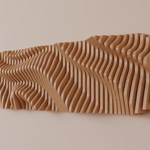 以下が含まれることがあります： 波のようなデザインの、層状の木製ウォールアート。明るい茶色の木材で作られており、奥行きと動きを感じさせる立体的な効果があります。ニュートラルカラーの壁に取り付けられています。