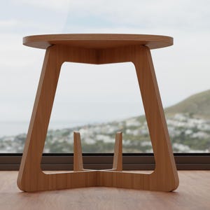 Peut inclure: Une table d'appoint en bois avec une base triangulaire et un plateau rond. La table est en bois brun clair et a une finition naturelle.