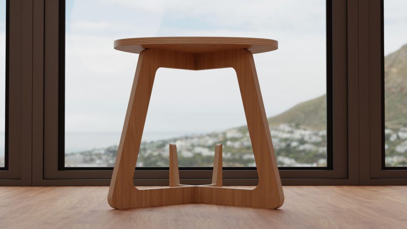 Peut inclure: Une table d'appoint en bois avec une base triangulaire et un plateau rond. La table est en bois brun clair et a une finition naturelle.