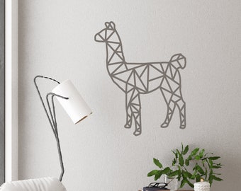 Könnte beinhalten: Geometrische Lama-Wandkunst in einem neutralen Grauton. Das Lama besteht aus miteinander verbundenen Dreiecken und ist an einer weißen Wand befestigt. Das Bild zeigt auch eine weiße Lampe, einen Beistelltisch aus Holz und ein weißes Sofa.