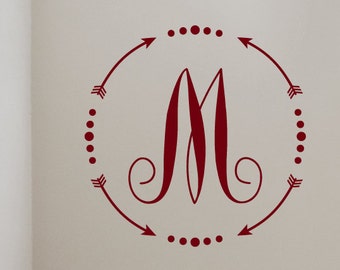 Könnte beinhalten: Ein weinrotes Monogramm "M" an der Wand, umgeben von Pfeilen und Punkten. Das Design ist von einem Kreis aus Pfeilen und Punkten umgeben. Der Text "Lively Lettering" befindet sich unten.