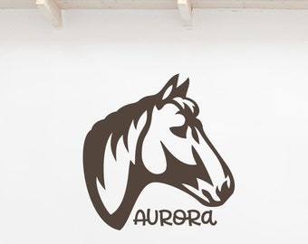 Könnte beinhalten: Braune Pferdekopf-Silhouette mit dem Namen "AURORA" in Schreibschrift. Das Bild ist ein Aufkleber, wahrscheinlich für eine Wand oder ein Fahrzeug. Das Design ist schlicht und elegant, für Pferdeliebhaber.