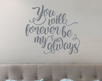 Könnte beinhalten: Ein Schlafzimmer mit einem Bett mit dekorativen Kissen und einem grauen Kopfteil. An der Wand über dem Bett steht in grauer Schrift "You will forever be my always". Auf dem Bett steht ein Tablett mit einer Teekanne und Tassen.
