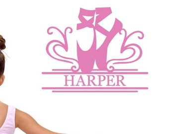 Könnte beinhalten: Ein rosa Wandtattoo mit Ballettthema, das Spitzenschuhe und den Namen "HARPER" zeigt. Das Bild zeigt auch ein junges Mädchen in einem rosa Trikot und Tutu, das Ballett übt.