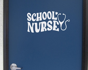 Könnte beinhalten: Eine marineblaue Tür mit dem weißen Schriftzug "SCHOOL NURSE" in stilisierter Schrift. Eine weiße Stethoskop-Grafik ist in das Design integriert. Die Tür hat einen silbernen Griff und ist in einen schwarzen Rahmen gefasst. Der Text "© Lively Lettering" befindet sich unten.