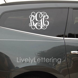 K&ouml;nnte beinhalten: Ein wei&szlig;er Monogramm-Aufkleber mit den Buchstaben RGC in einer dekorativen Schreibschrift auf einem grauen Auto. Der Aufkleber befindet sich an der Heckscheibe des Autos. Der Text "LivelyLettering" ist auf dem Auto sichtbar.