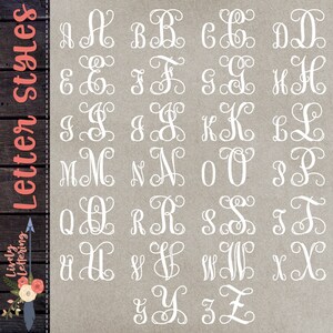 K&ouml;nnte beinhalten: Ein wei&szlig;er Alphabet-Chart mit kursiven Schriftstilen. Jeder Buchstabe ist ein Monogramm mit einer dekorativen Verzierung. Die Buchstaben sind in alphabetischer Reihenfolge angeordnet.