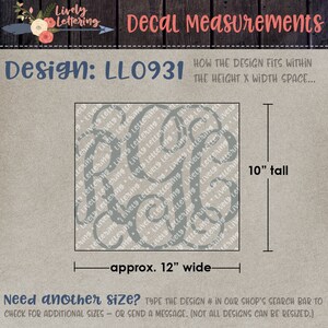 K&ouml;nnte beinhalten: Ein graues Monogramm-Dekor mit dem Text "LL0931" und den Worten "Lively Lettering", die sich im gesamten Design wiederholen. Das Dekor ist etwa 10 Zoll hoch und 12 Zoll breit.