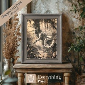 Peut inclure: Une illustration vintage en noir et blanc d'un serpent dans un décor de jungle. Le serpent est enroulé autour d'une branche d'arbre et regarde vers la gauche. L'illustration est encadrée dans un cadre gris.