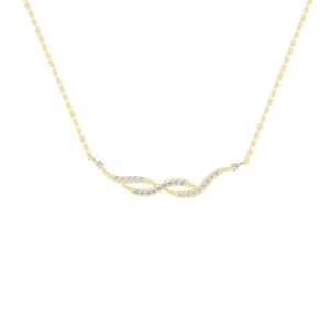 Pode incluir: Um delicado colar dourado com um design de laço duplo, adornado com pequenas pedras preciosas brilhantes. O colar apresenta uma corrente fina e uma peça central simétrica e entrelaçada, perfeita para adicionar um toque de elegância a qualquer roupa.