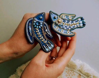 Spilla a forma di uccello blu – Spilla a forma di uccello con perline fatta a mano, spilla ricamata in ecopelle, regalo per lei