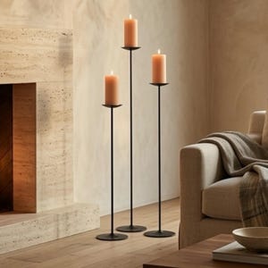 Großes Kerzenständer-Set aus Eisen - handgeschmiedete minimalistische Bodenkerzenständer für den Kamin