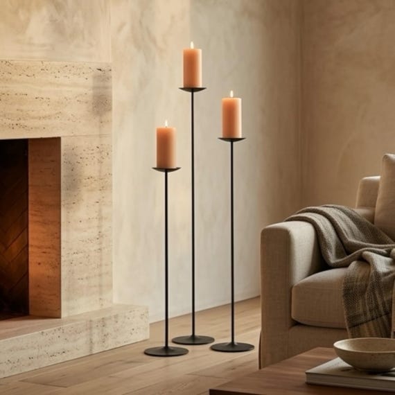 Großes Kerzenständer-Set aus Eisen - handgeschmiedete minimalistische Bodenkerzenständer für den Kamin