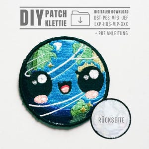 Könnte beinhalten: Runder, gestickter Aufnäher mit einem lächelnden Erdball mit blauen Ozeanen, grünen Kontinenten und goldenen Sternen. Der Aufnäher hat einen schwarzen Rand und enthält den Text "DIY PATCH KLETTIE" und "DIGITALER DOWNLOAD". Ein kleinerer Kreis mit "RÜCKSEITE" ist ebenfalls sichtbar.