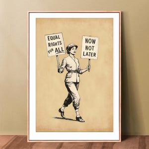 Könnte beinhalten: Schwarz-Weiß-Illustration einer Person, die marschiert und Schilder mit der Aufschrift „EQUAL RIGHTS FOR ALL“ und „NOW NOT LATER“ hält. Das Kunstwerk ist in einem Holzrahmen mit Vintage-Ästhetik gerahmt.