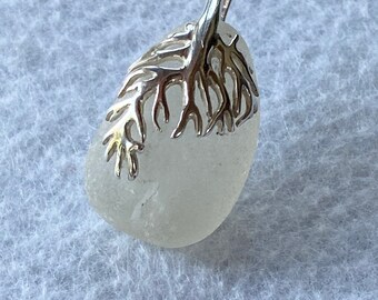 Frosty White Sea Glass com pingente de coral em prata esterlina da Seyshelles