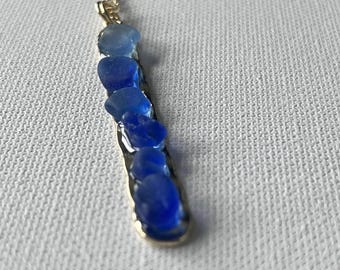 Colar com pingente de barra azul cobalto degradê em vidro marinho azul genuíno, joia de praia para presente, colar marcante com barra vertical estilo praia.