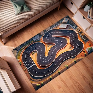 Puede incluir: Una alfombra de pista de carreras negra y naranja con un diseño de carretera sinuoso. La alfombra está hecha de un material suave y duradero y es perfecta para agregar un toque de diversión a cualquier habitación.