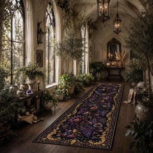 Puede incluir: Una alfombra de pasillo larga y rectangular con fondo negro y morado oscuro, con un patrón botánico detallado de uvas, higos y flores, enmarcada por un borde dorado ornamentado con volutas y un motivo de murciélago en la parte superior.