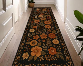 Può includere: Un lungo tappeto runner rettangolare a motivi floreali con sfondo nero e bordo. Il tappeto presenta un motivo ripetuto di fiori e foglie arancioni, gialle e verdi. Il bordo è color oro.