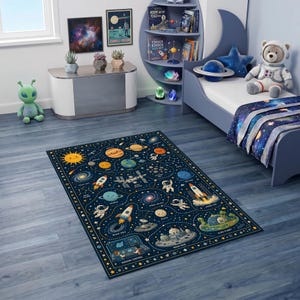 Może przedstawiać: Prostokątny dywan z ciemnoniebieskim motywem kosmicznym, zawierający kolorowe ilustracje planet, gwiazd, rakiet, astronaut&oacute;w, stacji kosmicznej, czarnej dziury i bazy księżycowej, z napisami w stylu rysunkowym.