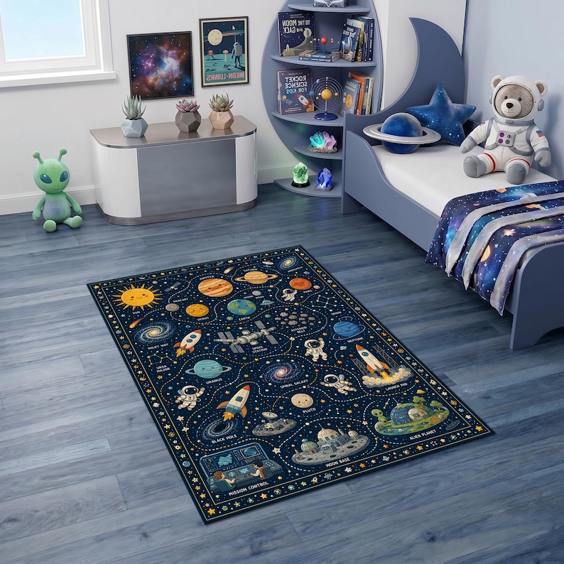 Może przedstawiać: Prostokątny dywan z ciemnoniebieskim motywem kosmicznym, zawierający kolorowe ilustracje planet, gwiazd, rakiet, astronaut&oacute;w, stacji kosmicznej, czarnej dziury i bazy księżycowej, z napisami w stylu rysunkowym.
