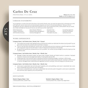 Puede incluir: Una plantilla de currículum vitae en blanco y negro con el nombre Carlos De Cruz en la parte superior. El currículum incluye secciones para la declaración de carrera, la experiencia laboral, la educación y el desarrollo profesional.