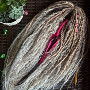 Boho Dreadlocks: 50 Stück Blond Beige Zöpfe, Locken & Verzierungen