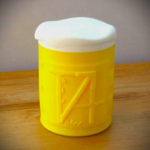 Può includere: Contenitore di plastica giallo con un coperchio bianco. Il contenitore presenta un design in rilievo di un numero "4" con una linea diagonale che lo attraversa. Il contenitore è etichettato "6 oz".