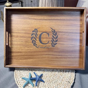 Plateau de service en bois avec poignées, plateau de service personnalisé, plateau de service gravé, plateau de service de café, cadeaux de pendaison de crémaillère, cadeaux de jeunes mariés