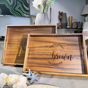 Plateau de service en bois, plateau de service personnalisé en noyer avec poignées, plateau de service à café en bois, cadeau de mariage, cadeau de fête des mères, cadeau de maison