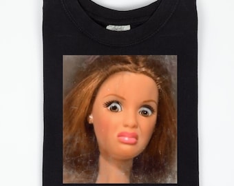Camiseta unisex de algodón con diseño de cara de muñeca, divertida, sarcástica y con colores cómodos.