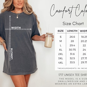 a woman wearing a grey t-shirt and holding a drink, with a size chart and text providing information about the t-shirt.