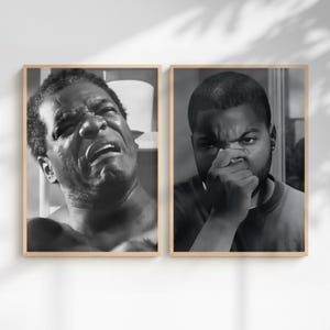 Op de afbeelding: Twee ingelijste zwart-wit portretten. Het linkerportret toont een man met een pijnlijke uitdrukking, terwijl het rechterportret een man toont met een hand voor zijn neus. Beide zijn in houten frames.