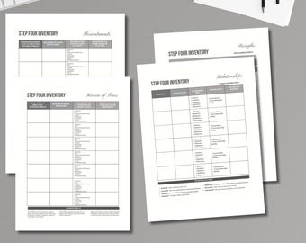 Może przedstawiać: Zbiór białych arkuszy roboczych Step Four Inventory z nagłówkami takimi jak "Urazy", "Przegląd lęków" i "Relacje". Arkusze robocze znajdują się na szarej powierzchni, z klawiaturą i myszą w tle. Tekst "STEP 4 INVENTORY WORKSHEETS" znajduje się na dole.