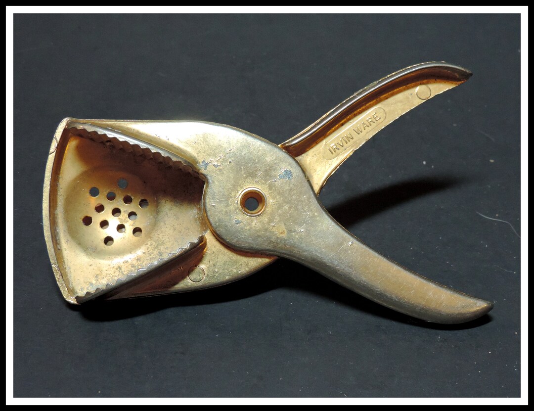 Rare Vintage Irvin Ware Hand Held Citrus Juicer Lemon Squeezer Made in  USA Mid-century, Collectible, Good for Display Canada