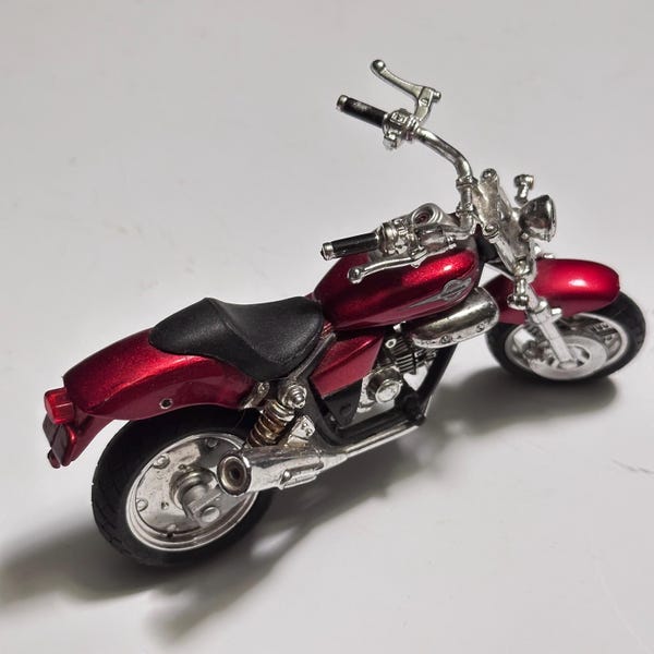 Modelo vibrante de motocicleta Honda Magna en plástico fundido a presión. Motor Max. Escala 1:18. Coleccionable. Para casa de muñecas.